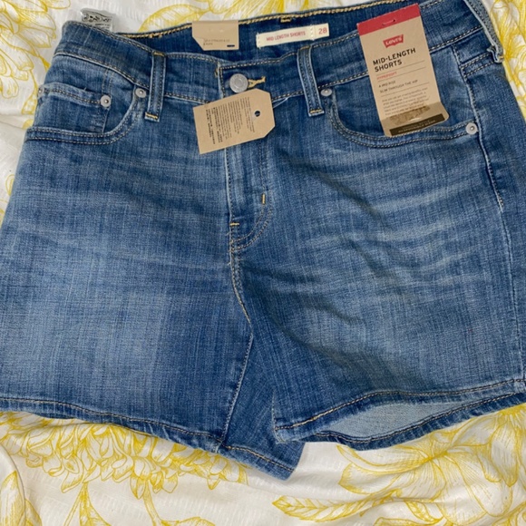 Levi’s Mid Length Shorts - Picture 2 of 4